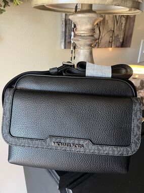 Michael Kors ‘Cooper’ NWT Black Pebbled Leather Messenger Crossbody Camera Bag